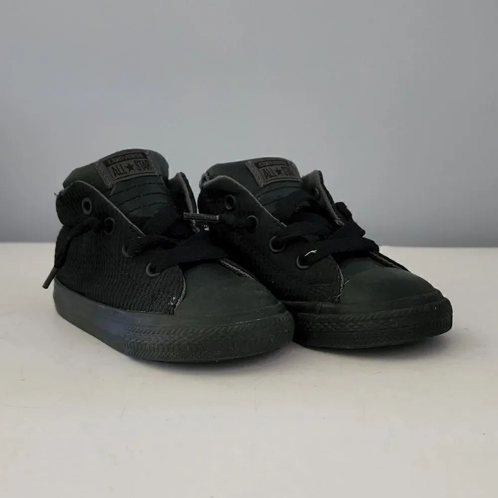 Converse Chuck Taylor athletic shoes kids size 7